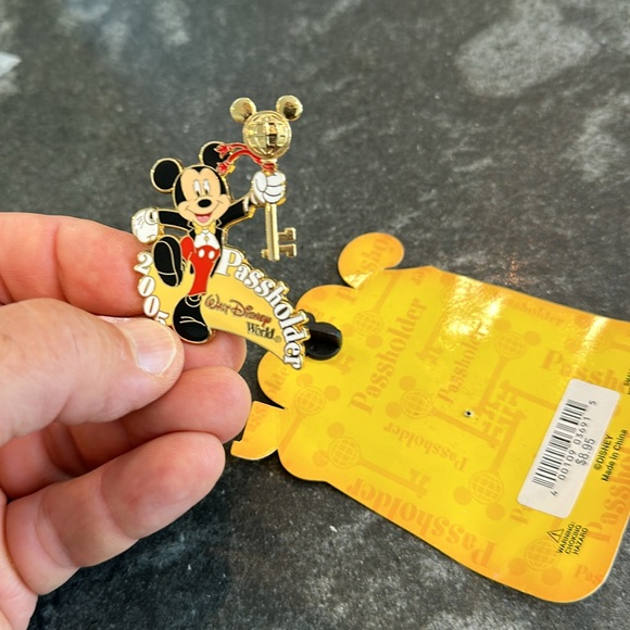 Disney 2005 Passholder Exclusive, Mickey Mouse Disney Pin. Original owner. - Picture 6 of 6